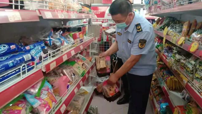 達(dá)拉特旗安達(dá)市場(chǎng)監(jiān)督管理所開(kāi)展轄區(qū)預(yù)包裝與散裝食品安全大檢查